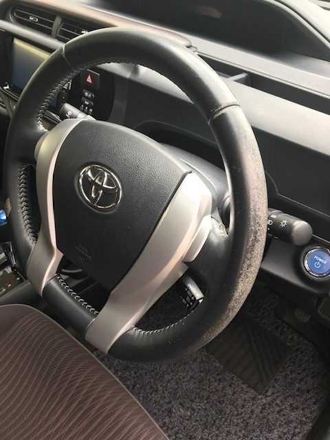 [車のハンドル] トヨタ　アクアのハンドルのスレ補修